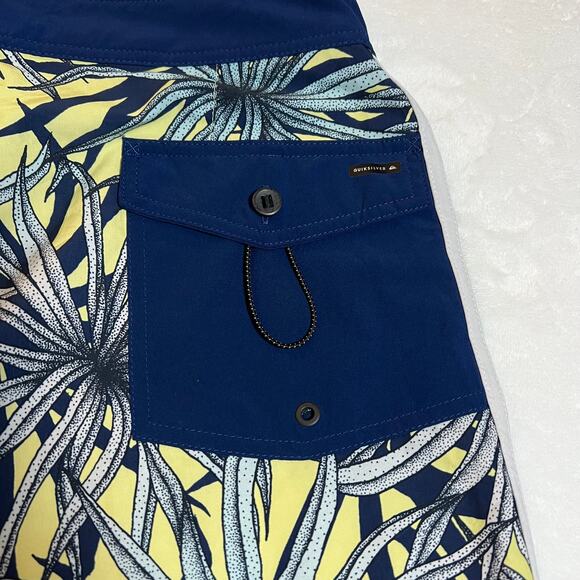 Quiksilver Men's High Line Diamond Deluxe Board Shorts Size 33 Vacation Surfing - Picture 7 of 11